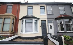 Media Manor - Fully Refurbished In 2022 - Large 6 Bedrooms, 3 Bathrooms Plus Media Games Room